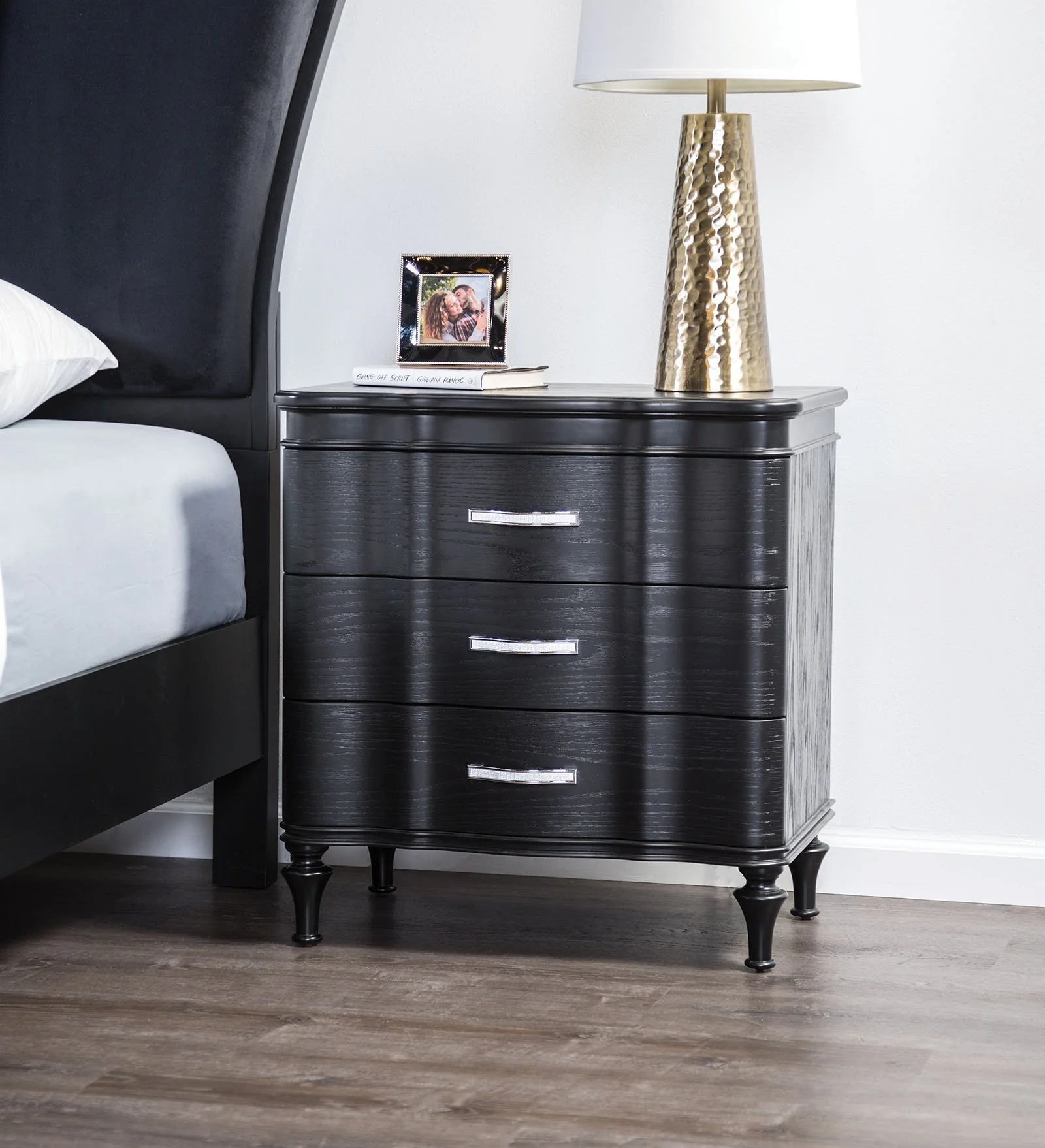 Eleanora 5 Pc. Queen Bedroom Set w/ Chest - Image 4