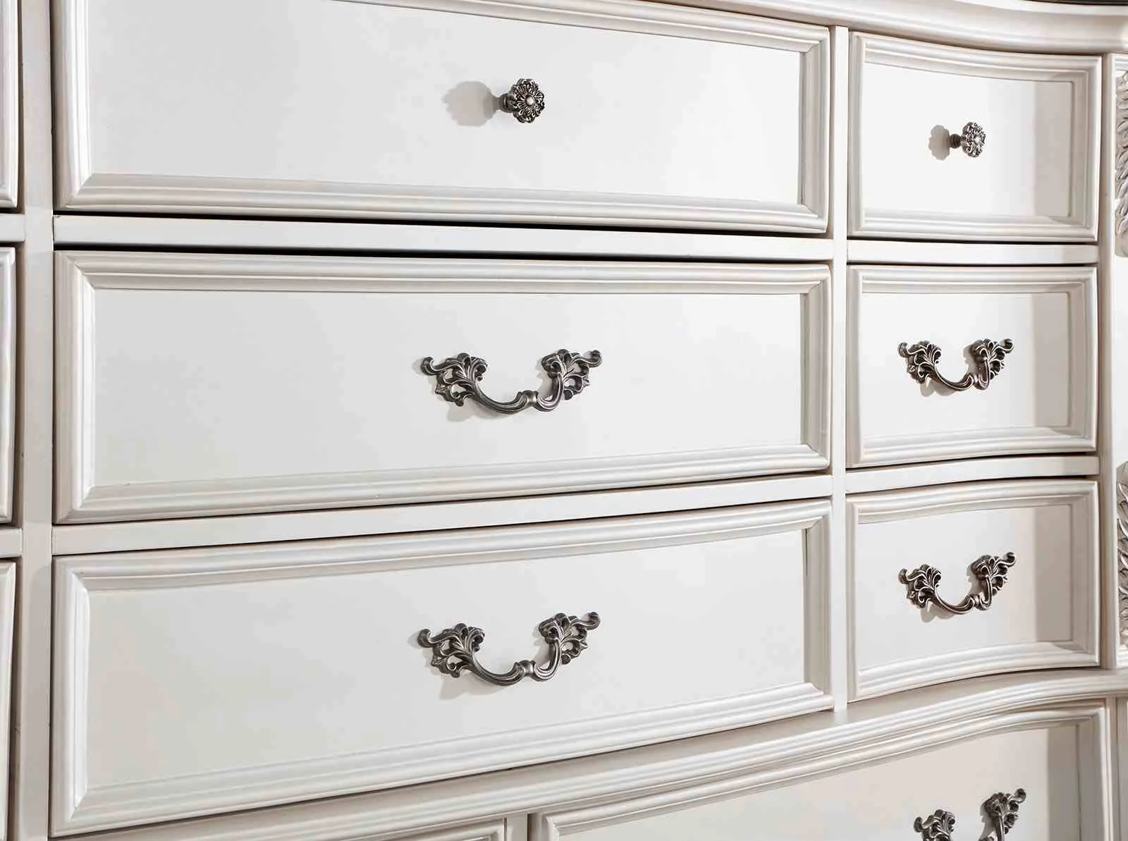 Esparanza 5 Pc. Queen Bedroom Set w/ Chest - Image 6