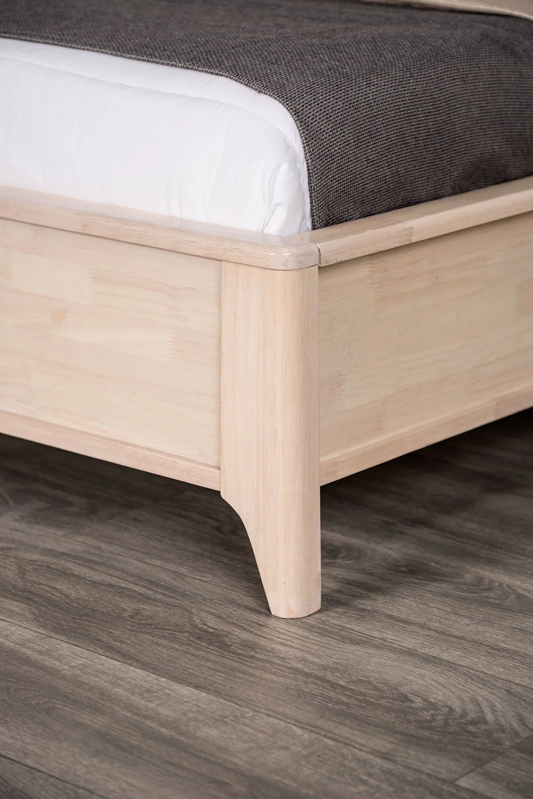 Gervais 4 Pc. Queen Bedroom Set w/ Chest - Image 4