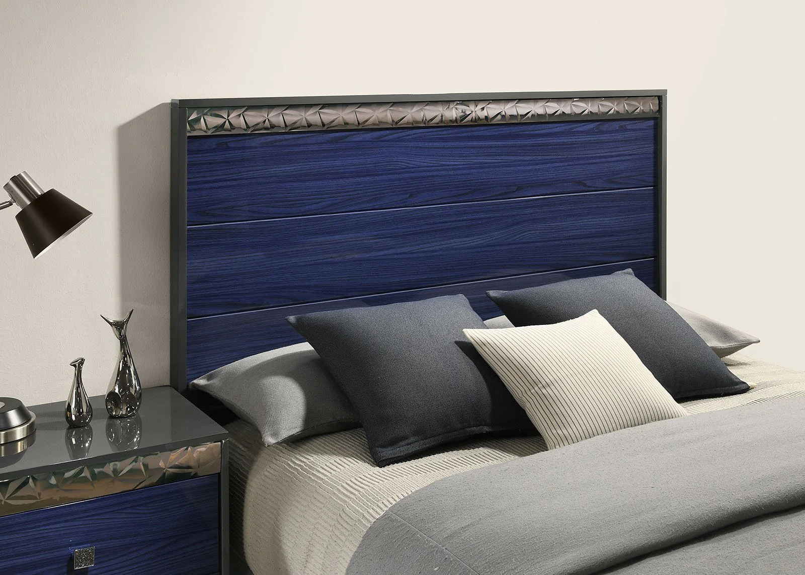 Hartlepool 5 Pc. Queen Bedroom Set w/ Chest - Image 2