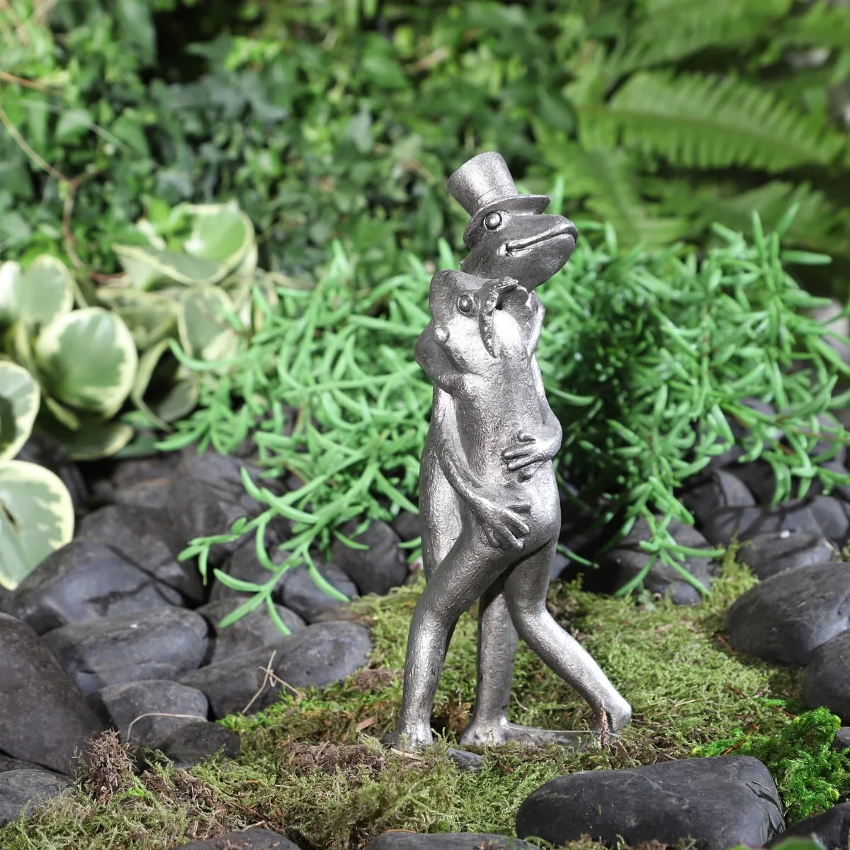 Hugging Frogs Figurine - Image 11