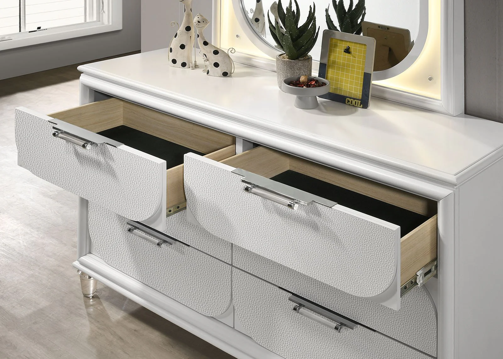 Lareina 4 Pc. Full Bedroom Set, Pearl White - Image 8