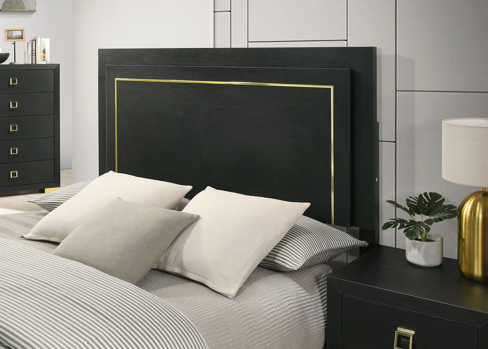 Latimer 5 Pc. Queen Bedroom Set w/ 2NS - Image 4