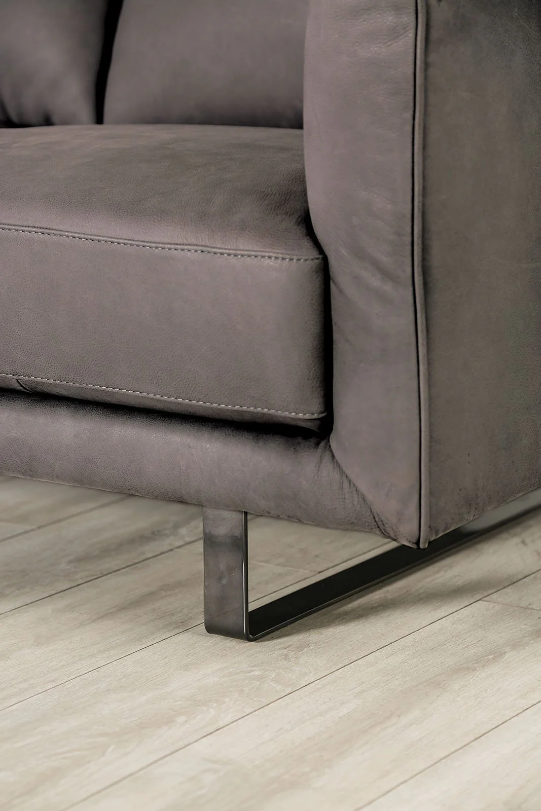 Mezzanotte Loveseat, Gray - Image 3