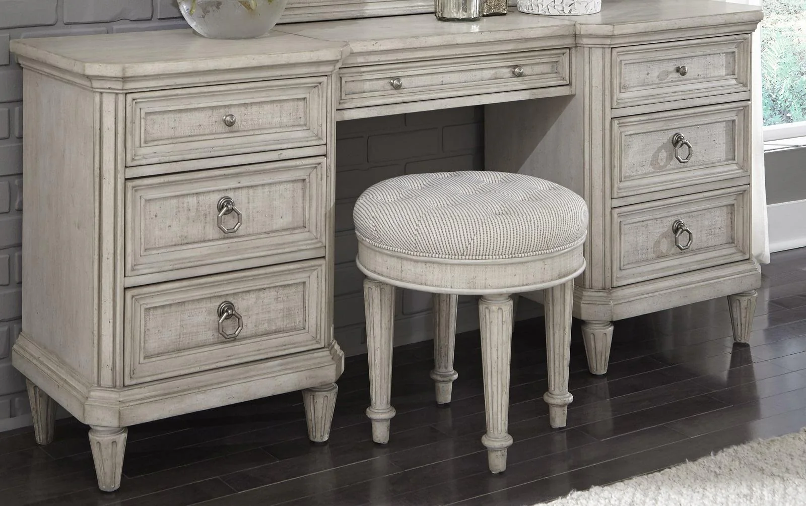 Pulaski Campbell Street 7 Drawer Vanity in Vanilla Cream - Image 3