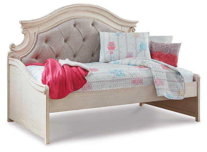 Realyn Bed - Image 12