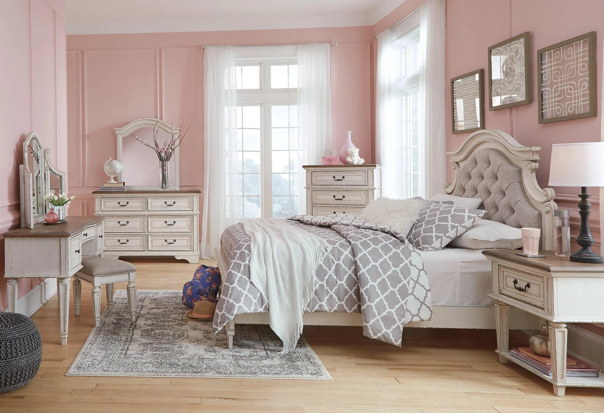 Realyn Chest of Drawers - Image 11