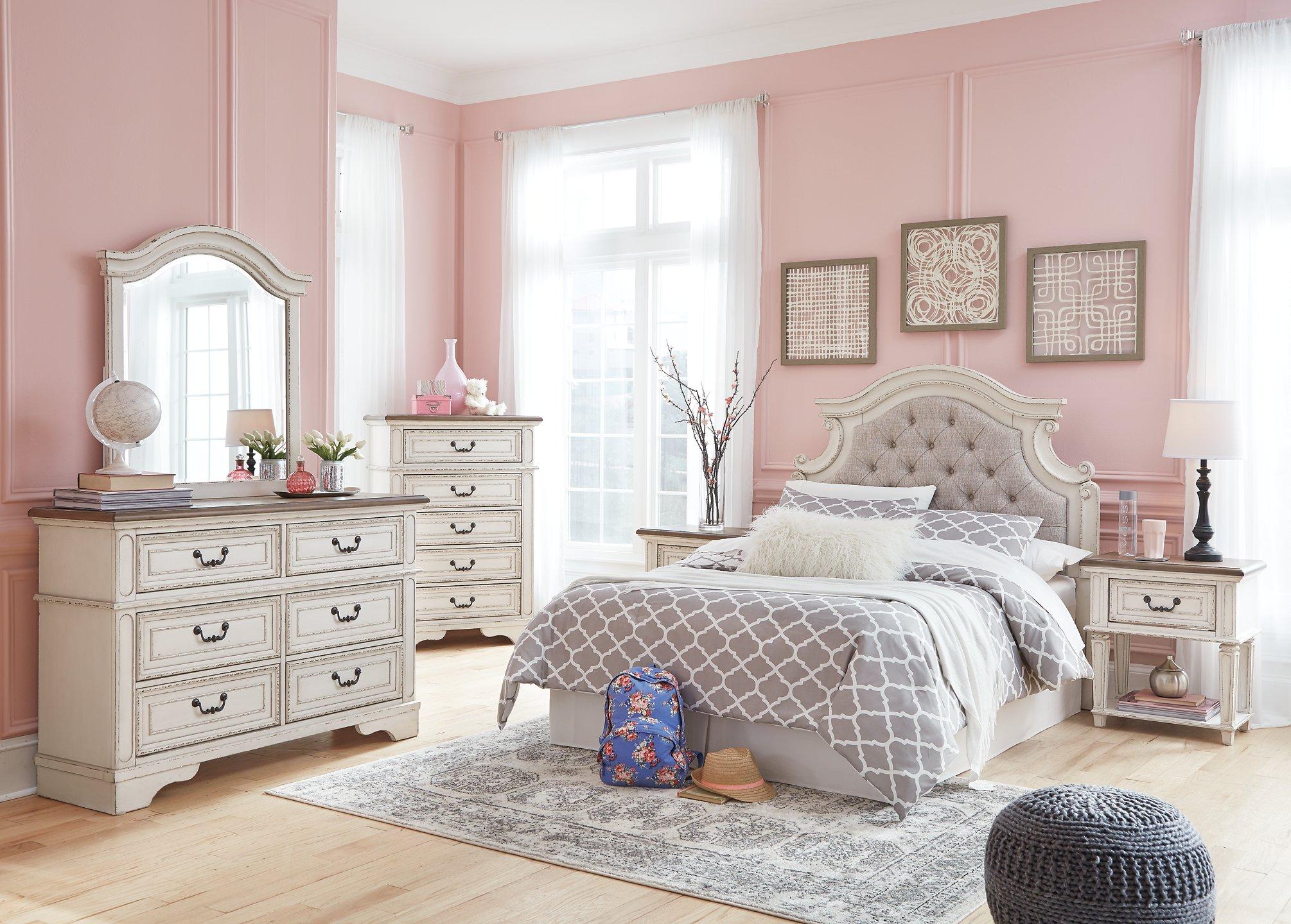 Realyn Chest of Drawers - Image 12