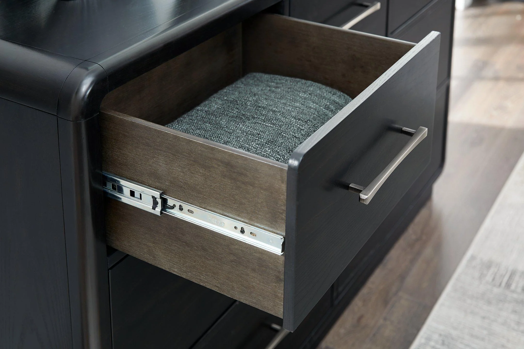 Rowanbeck Chest of Drawers - Image 9