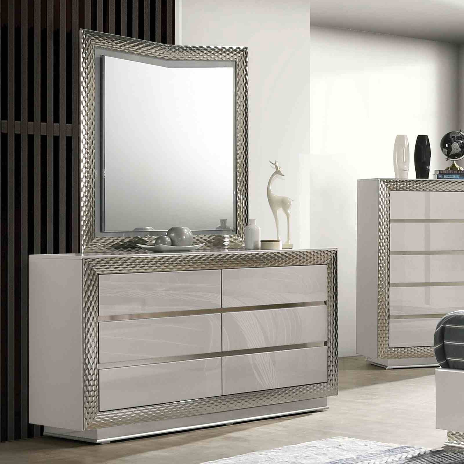Ventnor 5 Pc. Queen Bedroom Set w/ Chest - Image 4
