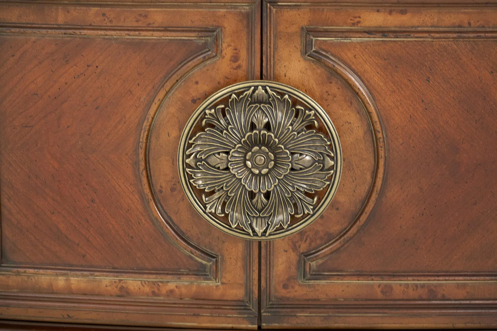 Villa Valencia China Cabinet - Classic Chestnut - Image 6