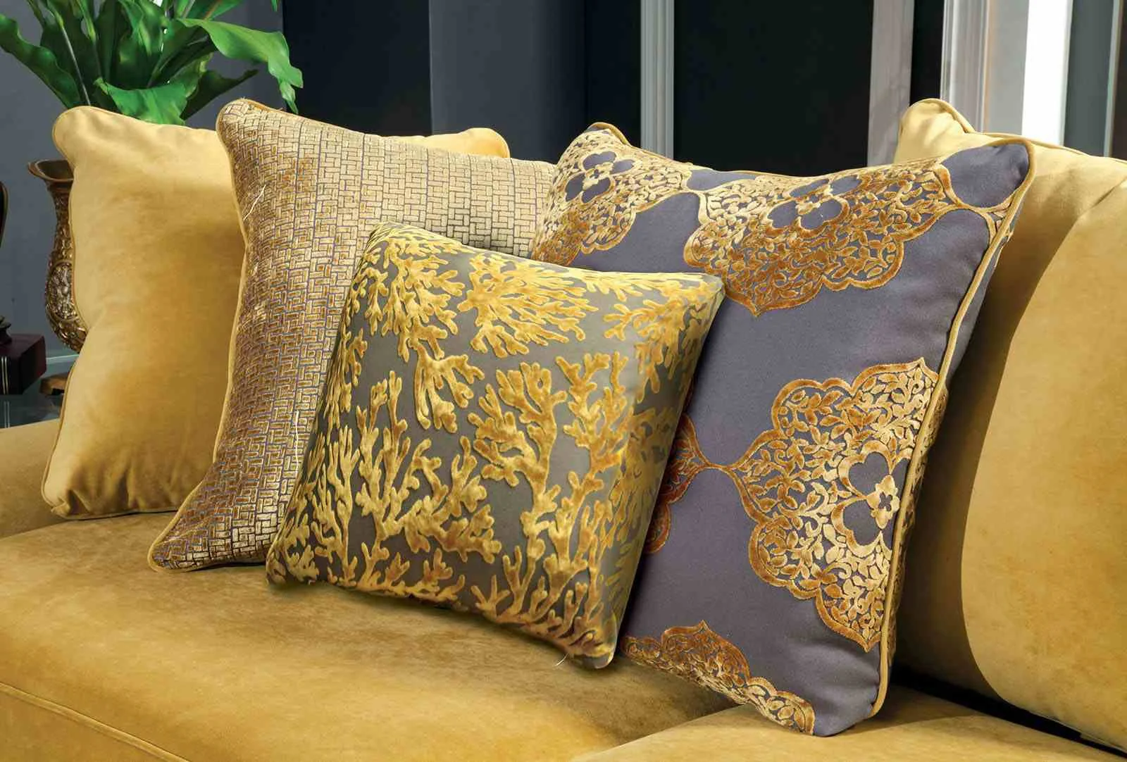 Viscontti Sofa, Gold - Image 2