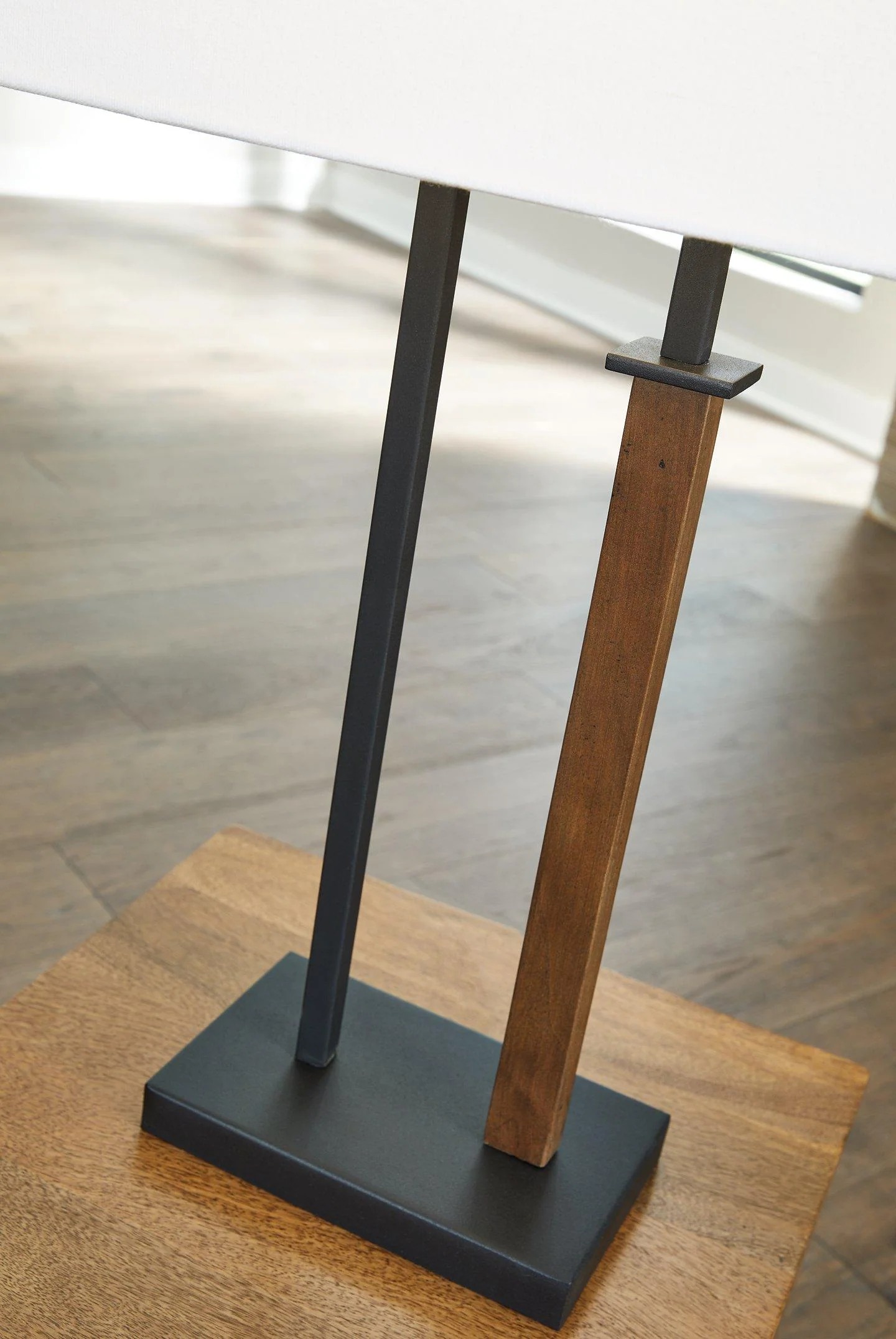Voslen Table Lamp (Set of 2) - Image 6